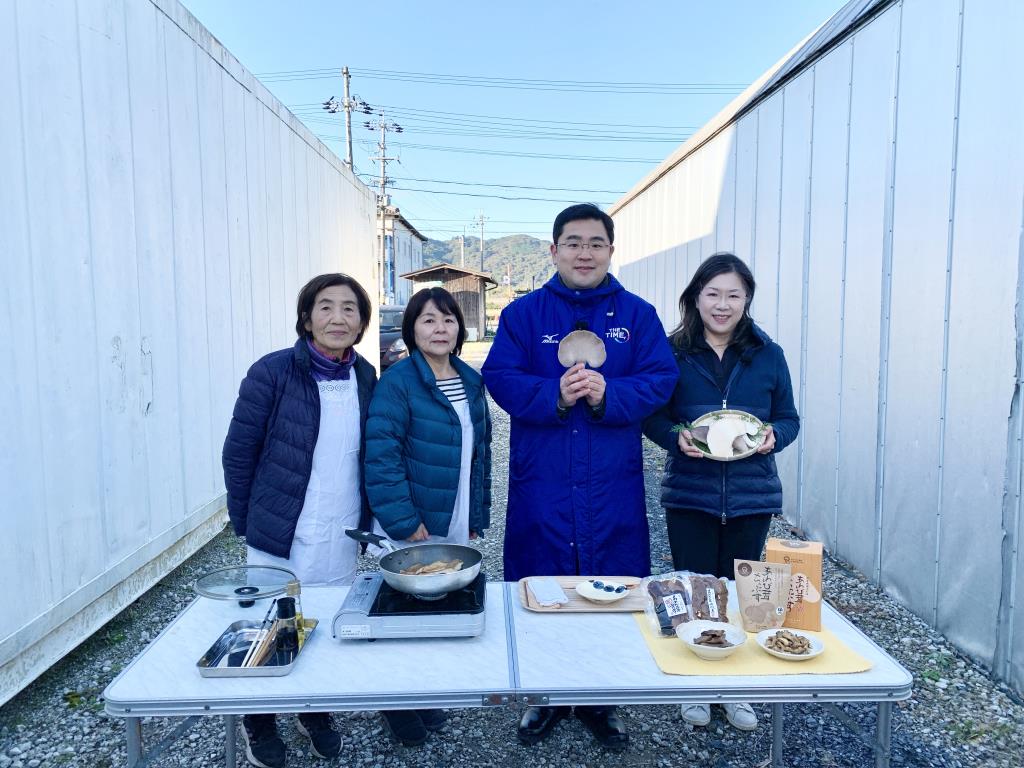 TBS毎日放送「THE TIME」で放映されました！滋賀県竜王町「足太あわび茸」福島暢啓アナと竜王きのこ農園レコズファームにて